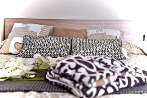 A bed or beds in a room at Modern apartment halfway between Milan and Como
