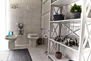 A bathroom at Modern apartment halfway between Milan and Como