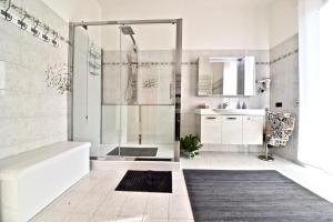A bathroom at Modern apartment halfway between Milan and Como Még 25 kép