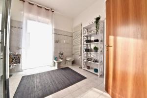 A bathroom at Modern apartment halfway between Milan and Como