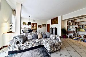 un soggiorno con divano al centro di Modern apartment halfway between Milan and Como a Cogliate