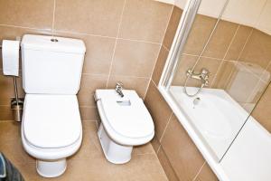 Kúpeľňa v ubytovaní Urban Manesa city center apartment with private patio + 25 fotografií