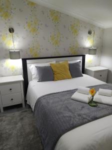 um quarto com uma cama com duas almofadas em Ferhouse Dreams na Nazaré