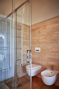 uma casa de banho com um WC, um lavatório e um chuveiro em Villa Maria Vittoria em Nervesa della Battaglia