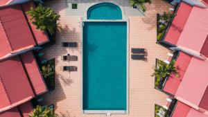 Shah's Beach Resort Melaka في ميلاكا: اطلالة علوية على مبنى به مسبح