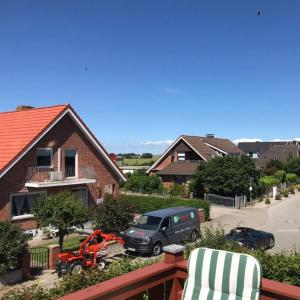 a house with a car parked on a balcony at Ferienwohnung Ostseeperle in Lemkenhafen auf Fehmarn