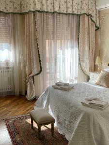 ein Schlafzimmer mit einem Bett, einem Stuhl und einem Fenster in der Unterkunft I Citri in Taranto