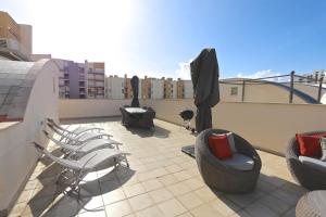 ヴィラモウラにあるMoura Praia - Clever Detailsの屋上のバルコニー(椅子、テーブル付)