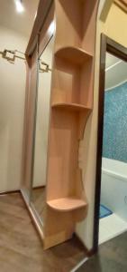 een badkamer met een houten boekenplank naast een douche bij Квартира на Данилевского in Charkov