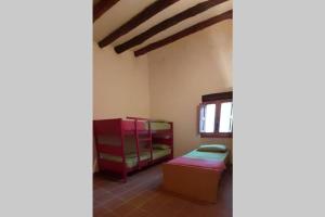 Habitación con cama y banco en una habitación en Can Frencis, en Osor