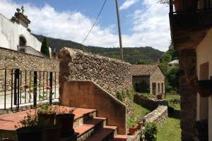 un edificio de piedra con escaleras y una pared de piedra en Can Frencis, en Osor