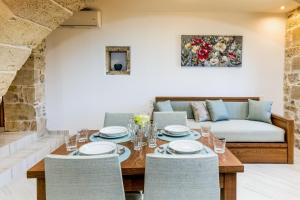 A seating area at Agarathos Deluxe Homes - Kaliviani -On the road to Balos