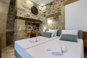 A bed or beds in a room at Agarathos Deluxe Homes - Kaliviani -On the road to Balos