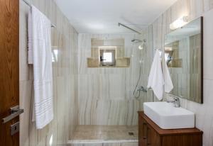 A bathroom at Agarathos Deluxe Homes - Kaliviani -On the road to Balos Még 37 kép