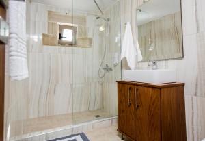 A bathroom at Agarathos Deluxe Homes - Kaliviani -On the road to Balos