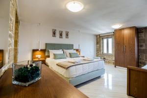 A bed or beds in a room at Agarathos Deluxe Homes - Kaliviani -On the road to Balos