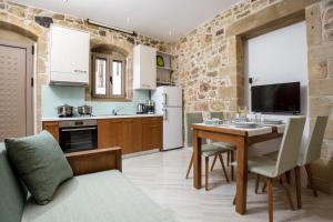 A kitchen or kitchenette at Agarathos Deluxe Homes - Kaliviani -On the road to Balos