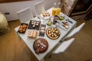 un tavolo bianco con cibo e bevande di B&B Didova a Gavoi