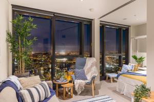 una camera da letto con vista sulla città di Hamptons Retreat on Level 77 Skytower a Brisbane