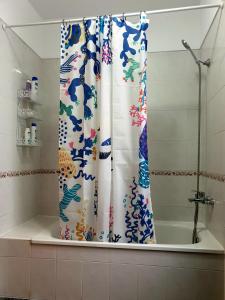 een badkamer met een douchegordijn en een bad bij Apartamento Mendoza I - San Isidro in San Isidro