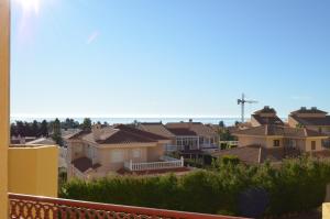 d'un balcon offrant une vue sur un groupe de maisons. dans l'établissement Hotel Playasol, à Puerto de Mazarrón