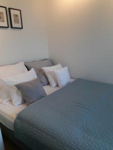 Postel nebo postele na pokoji v ubytování Apartament Zamojska - GarwoNocka