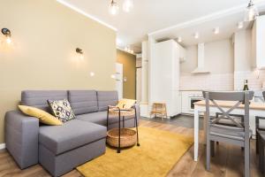 salon z kanapą i kuchnią w obiekcie City of the Kings - Leaf Apartment w Krakowie