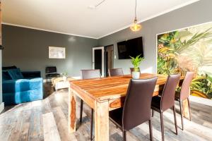uma sala de jantar com uma mesa de madeira e cadeiras em zentrales 130 qm Design-Appartement mit Extras em Karlsruhe