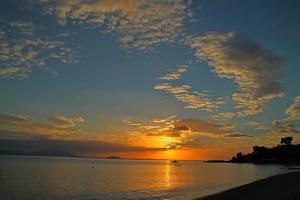 シロピカドにあるBlue Sky Studiosの夕日の水上の夕日