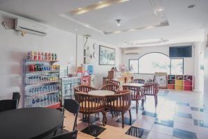 Restavracija oz. druge možnosti za prehrano v nastanitvi Reddoorz near Nagoya Hill Mall Batam 5