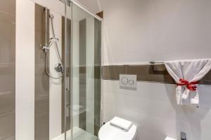 e bagno con servizi igienici e doccia in vetro. di Mamo Florence - Fiesolana Apartments a Firenze