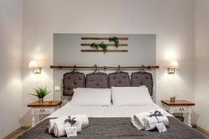 una camera da letto con un letto e due asciugamani di Mamo Florence - Fiesolana Apartments a Firenze