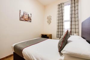 - une chambre avec un lit et une fenêtre dans l'établissement The New Mill Apartments, à Newcastle upon Tyne
