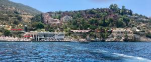 un cuerpo de agua con un pueblo en una montaña en Club Patara Villas, en Kalkan