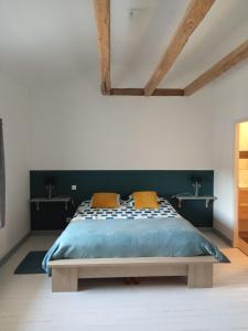 1 dormitorio con 1 cama grande y 2 mesas en la maison de Valbois, en Varvinay