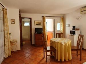 a living room with a table and a kitchen at Casa da Mae in Salir