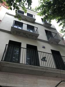 a white building with windows and a balcony at Nuevo Luminoso Apartamento Catalina a 80 metros de la playa para 4 personas in Sant Feliu de Guixols