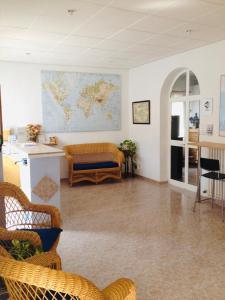 une chambre avec une carte du monde sur le mur dans l'établissement Hostal San Telmo, à Palma de Majorque