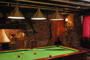 un pub con mesa de billar en una habitación en The Barford Inn, en Salisbury