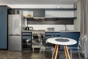 A kitchen or kitchenette at FortyOnL Apartments