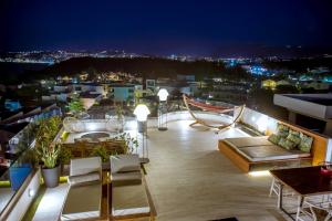カト・ダラトソにあるThe Hill House Villaの- 市街の景色を望むバルコニー(夜間)