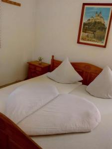 a bedroom with two white pillows on a bed at vidimo se in Selzthal