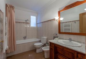 A bathroom at Apartment near the Marina, Valencia Még 26 kép