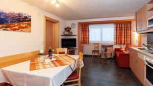 cocina y sala de estar con mesa en una habitación en Haus Handle, en Kappl