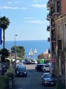 un gruppo di auto parcheggiate in una strada vicino all'oceano di - A casa tua - House a Catania