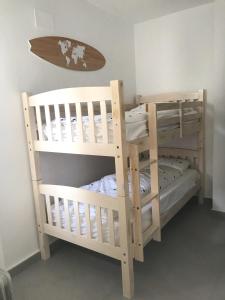 Двухъярусная кровать или двухъярусные кровати в номере Cabanyal Beach House