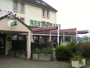 een restaurant met een bord aan de zijkant van een gebouw bij Hôtel Motelia in Moissy-Cramayel