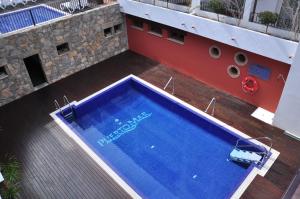Vista de la piscina de Hotel Puerto Mar o d'una piscina que hi ha a prop