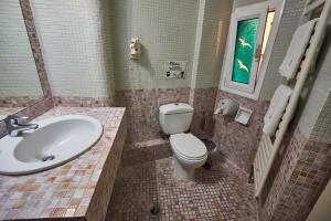 Koupelna v ubytování Exis Hotel
