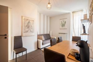 sala de estar con mesa y sofá en L'Angelica Holiday Home en Desenzano del Garda